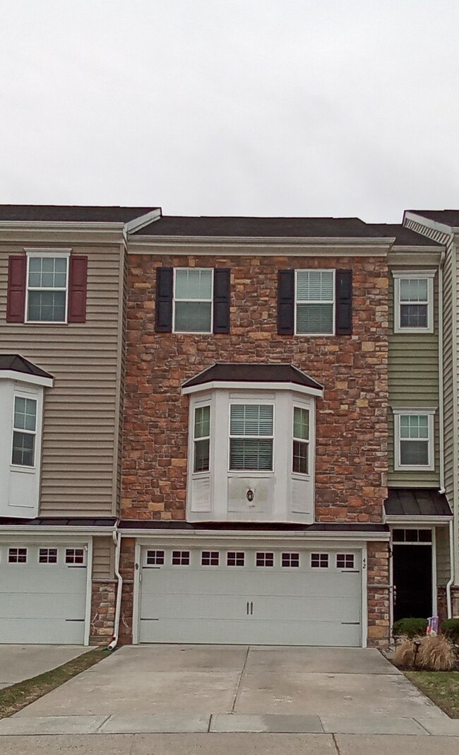 Large Townhouse - 3 Bedroom - 2.5 Bath - Large Townhouse - 3 Bedroom - 2.5 Bath