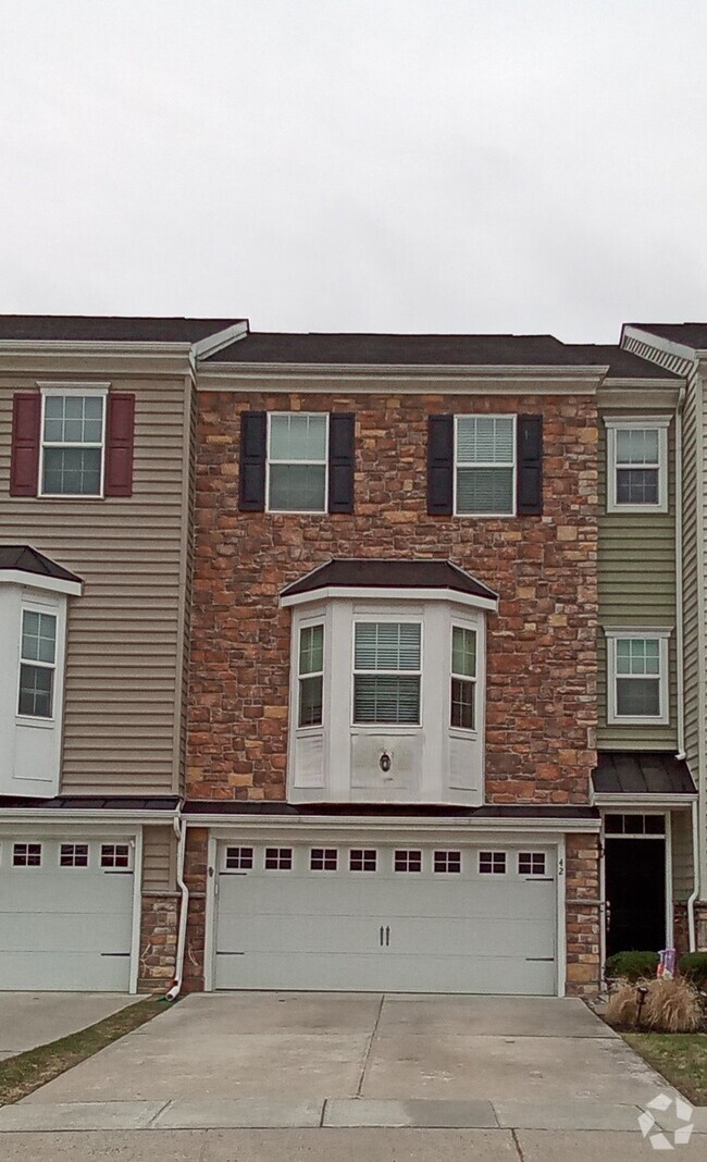 Building Photo - Large Townhouse - 3 Bedroom - 2.5 Bath