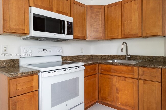 Building Photo - 979 SW 10th St Unit 4