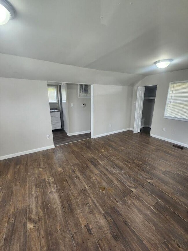 One Bedroom Home on S Brookville Rd & S Ar... - One Bedroom Home on S Brookville Rd & S Ar...