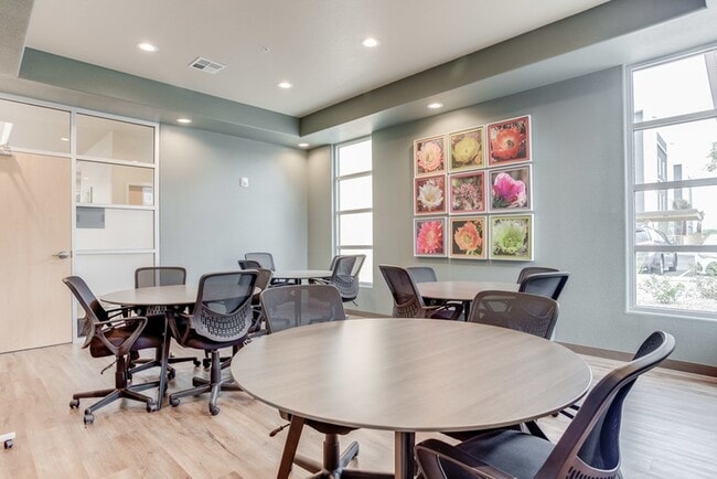 Business_2050-E-Wisconsin-Ave_Las-Cruces_The-Flats-At-Ridgeview-17