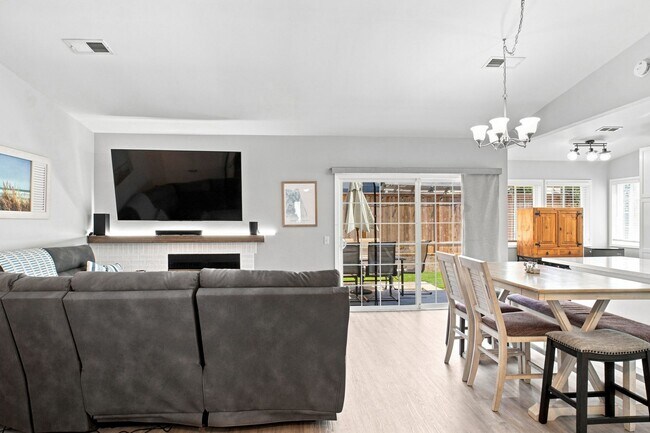 Photo - 2039 Waterbury Dr