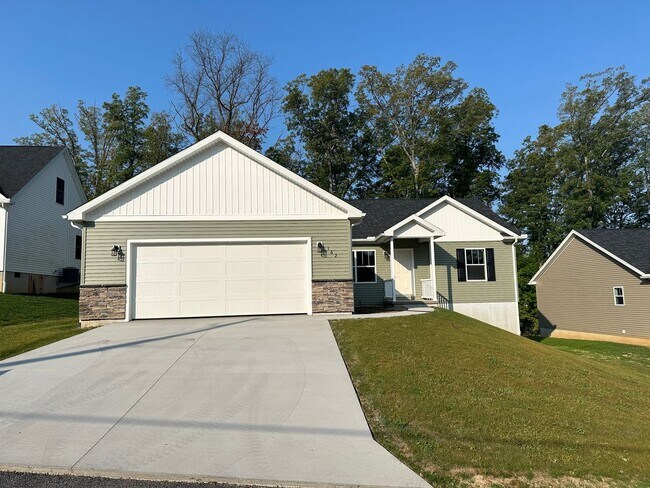 Building Photo - Newer Boalsburg house available September!!