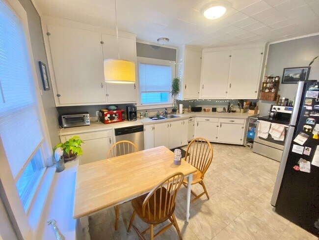 Building Photo - 36 Clarke St Unit 5