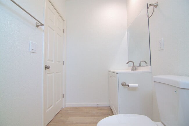 Photo - 6913 Vanalden Ave