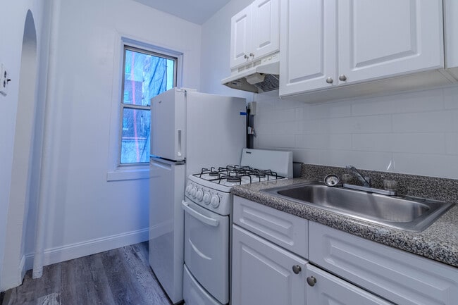 Building Photo - 323 E 50th St Unit 1R