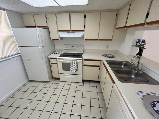 Building Photo - 5200 NW 31st Ave Unit 160