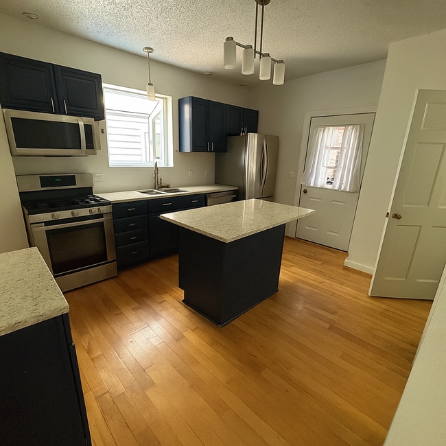 Building Photo - Willy St. Apartments Unit 1