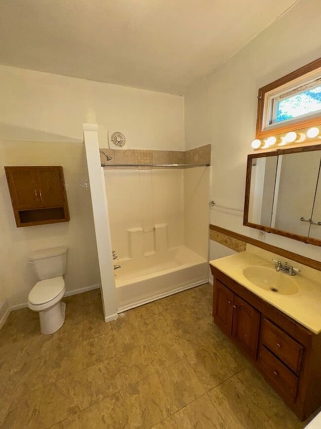 Photo - 658 E Franklin St