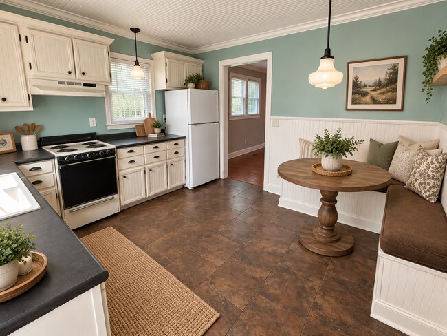 Charming 2BR/2BA Home in Town – Hardwood Floors, Large Backyard & Carport!