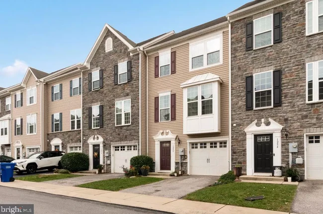 Front elevation - 1280 Rannoch Ln Townhome