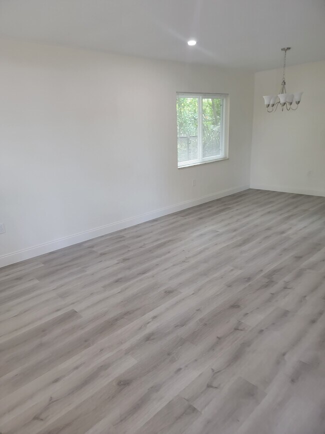 Photo - 109 W 5th St