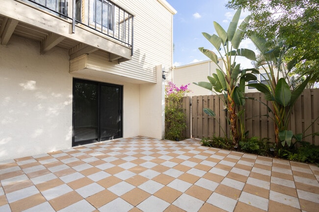 Building Photo - 1640 Shaker Cir