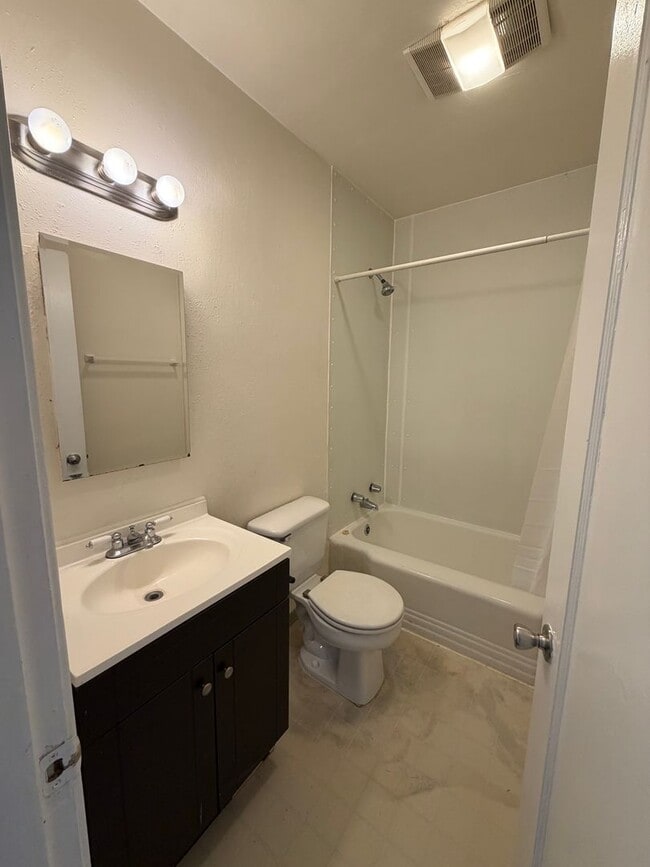 Photo - Adorable House with Large Yard, 1.2 Miles from Oregon Tech and Sky Lakes Medical Center!