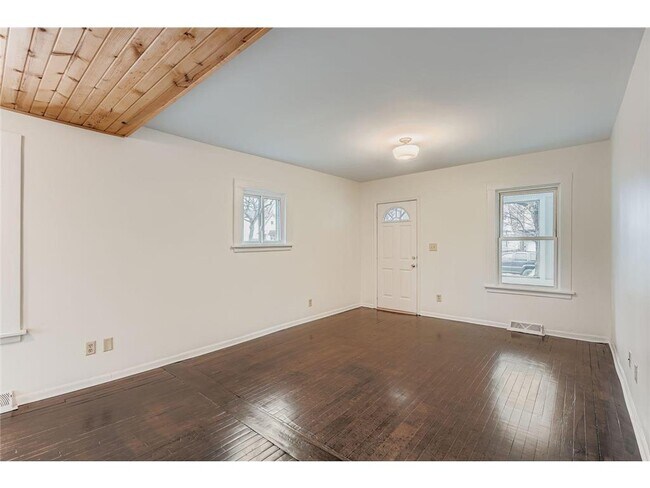 Photo - 475 Lawson Ave W