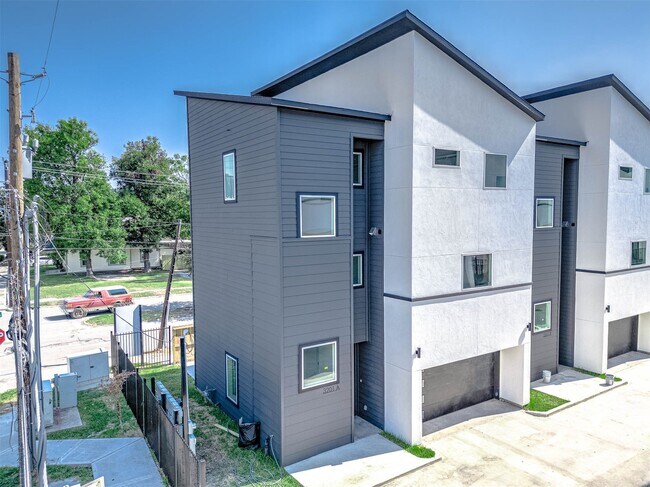 Photo - 3201 St Emanuel St