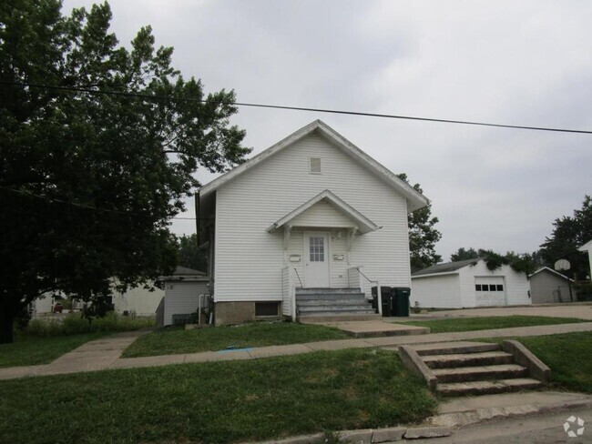 Building Photo - 601 W Smith St Rental