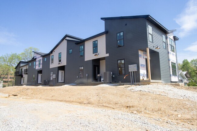 Photo - Brand New Construction on East Campus! Unidad 102