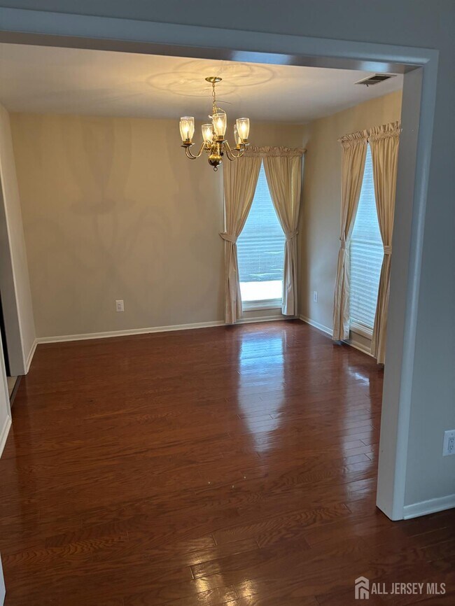 Photo - 92 Heather Ct