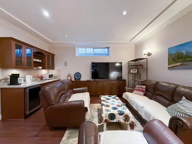 4338 Townley St Unit Furnished 2 Bedroom Garden Suite