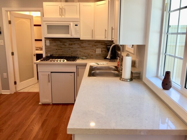 Fully equipped kitchen - 1348 S Curson Ave Unit 1348 S Curson Ave.