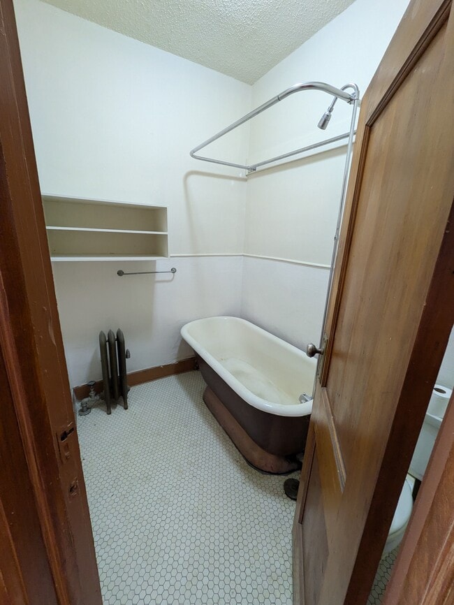 Unit 32 Bathroom to N