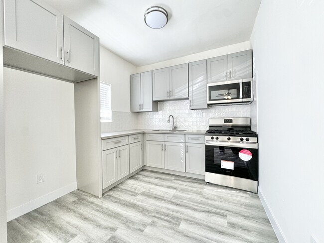 Building Photo - 1058 Normandie Ave Unit 301 Rental