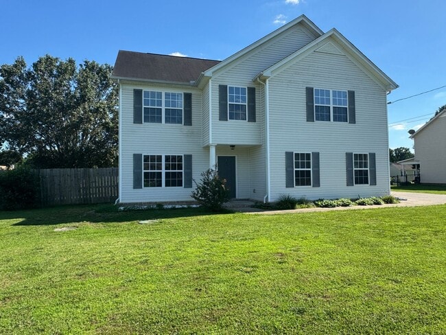 Building Photo - Large 3 bed 2.5 bath home in Murfreesboro with large fenced in yard backed up to green space