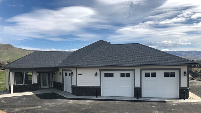 Beautiful 5 bedroom, 4 bath home with wrap... - Beautiful 5 bedroom, 4 bath home with wrap...