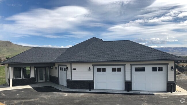 Building Photo - Beautiful 5 bedroom, 4 bath home with wrap...