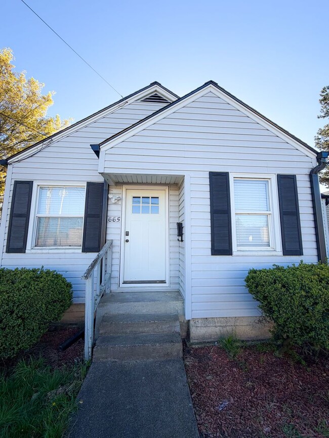 Building Photo - 2 Bedroom West Salem Home