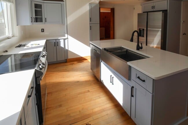 Photo - Beautiful 3-Bedroom Colonial on 1.3 Acres ...