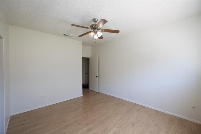 Photo - 806 W 24th St Unidad 207