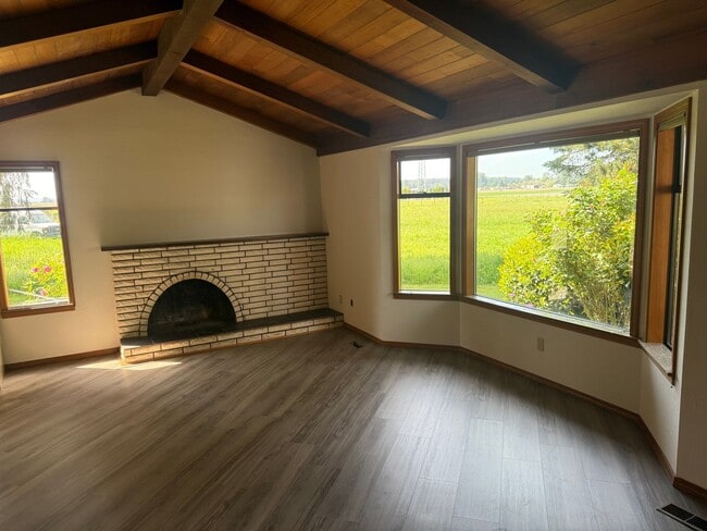 Photo - Large Mount Vernon Home on Acreage