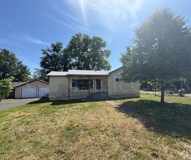 Building Photo - Two Bedroom House with Bonus Room Located ...