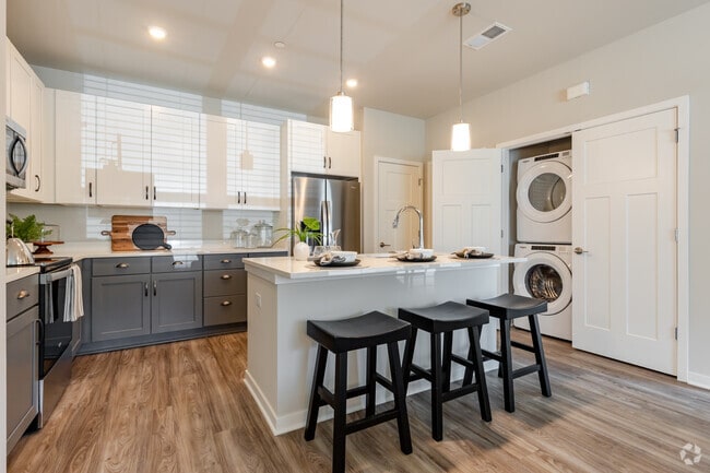 2BR, 2BA - 1,031SF - Dining