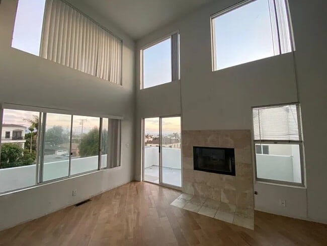 Building Photo - 712 9th St Rental