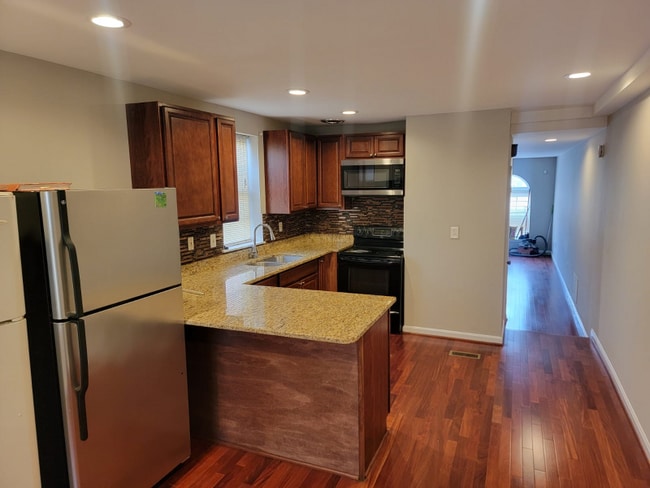 Photo - 830 W Pratt St