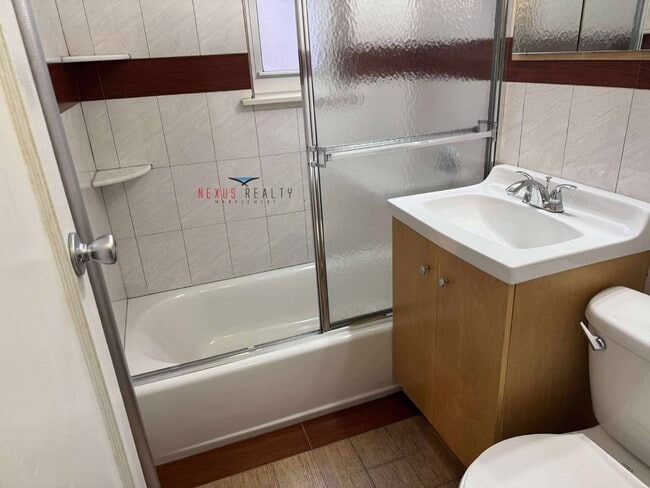 Photo - 43-22 58th St