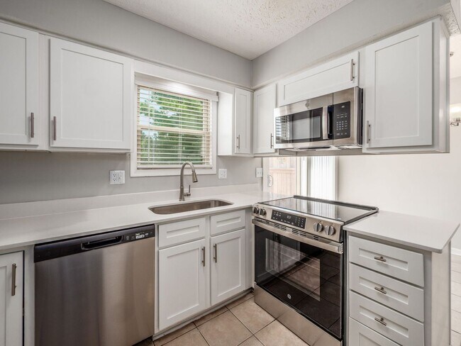 Photo - 2017 Queensgate Ln