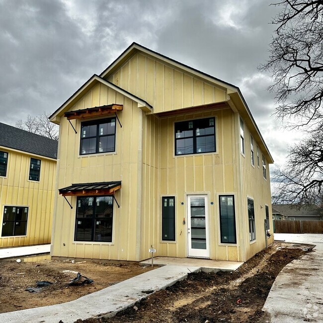 Building Photo - NEW CONSTRUCTION 4/4.5 House Near Baylor C...