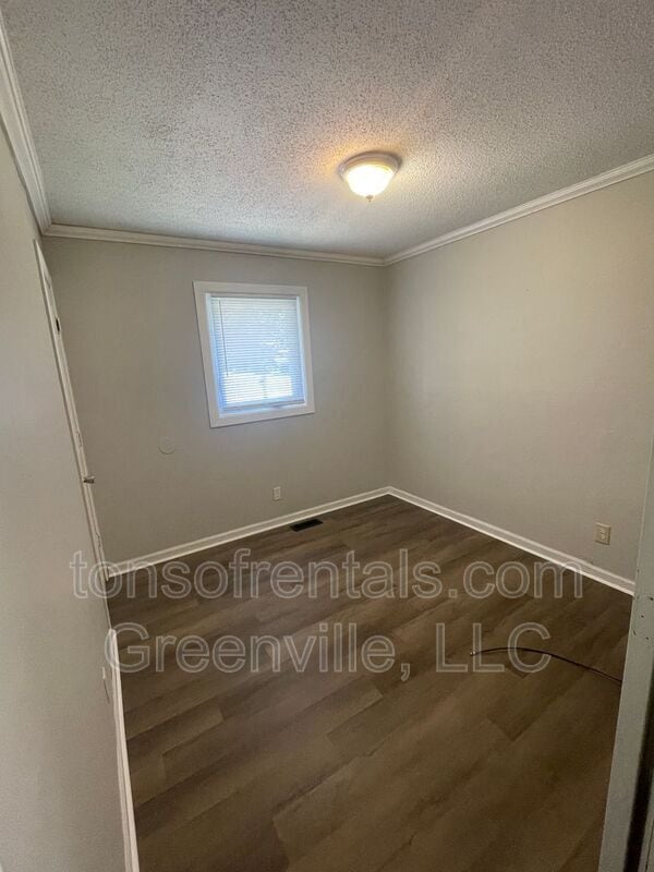 Photo - 695 Saxon Ave