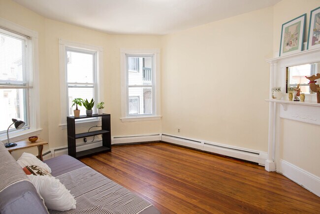 Building Photo - 97 Calumet St Unit 2