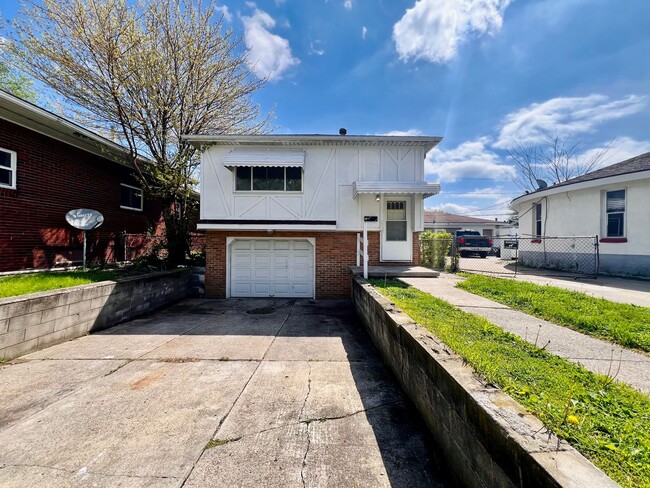 Building Photo - 3 Bedroom House
