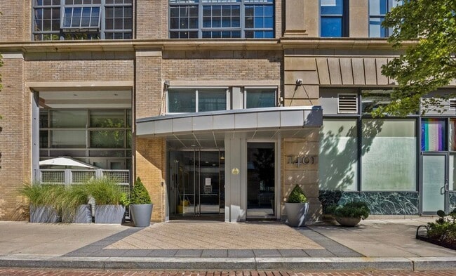 Building Photo - Amazing 2+2 in Logan Cirlce, NW DC Rental