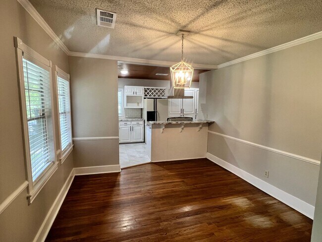 Photo - Spacious mid-city cottage