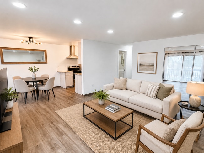Building Photo - Mar Ann Apartments - B3 - 2 Bed / 1 Bath 1st floor Balcony w/ view Unit B3