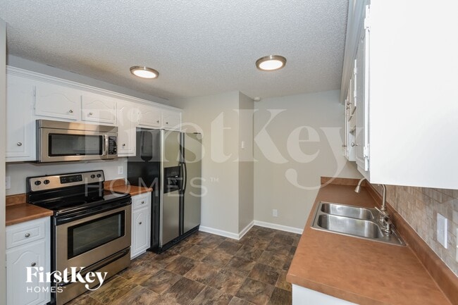 Photo - 3890 MacKenzie Dr