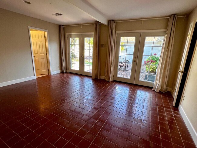 Photo - 3191 Cowper St