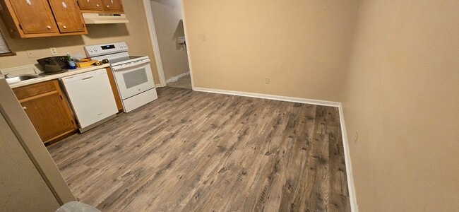 large eat-in kitchen - 103 N Roosevelt St